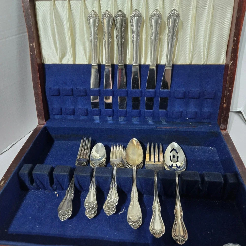 Wm. A. Rogers Oneida Flatware Set 23pc Silver Overlaid Memory Pattern